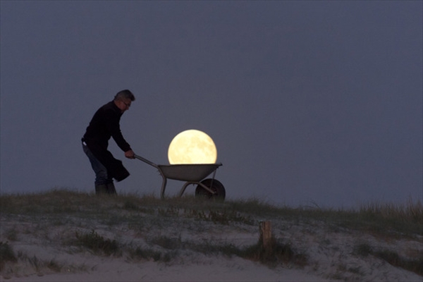 闇夜に浮かぶ”月”で遊ぶ　遠近法を利用した満月や三日月の写真集013